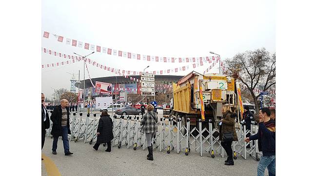 CHP Kurultayı dışarıda gergin, içeride coşkulu başladı