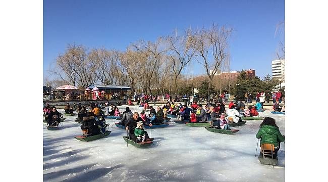 Çinliler bayramda parklara akın etti