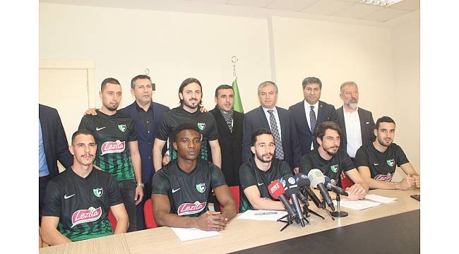 Denizlispor&#39;da 8 futbolcu imza attı