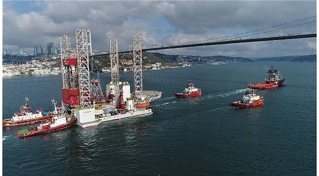 Dev petrol platformunun boğazdan geçişi havadan görüntülendi