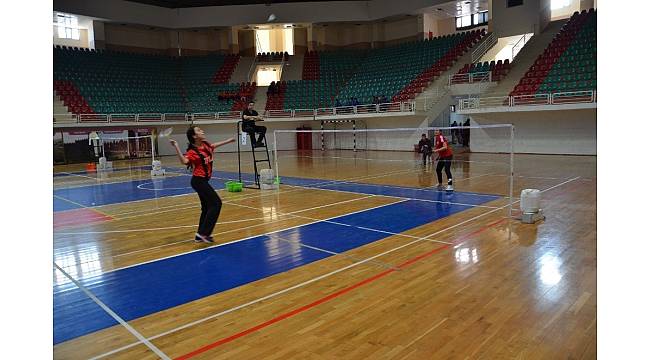 Diyarbakır&#39;da badminton grup maçları