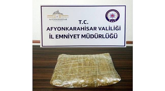 Durdurulan araçtan 1 kilo 796 gram toz esrar çıktı