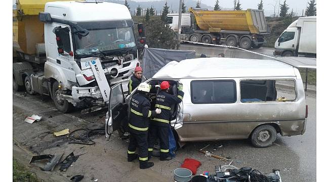 İşçileri taşıyan minibüs ile hafriyat kamyonu kafa kafaya çarpıştı: 2 ölü, 4 yaralı