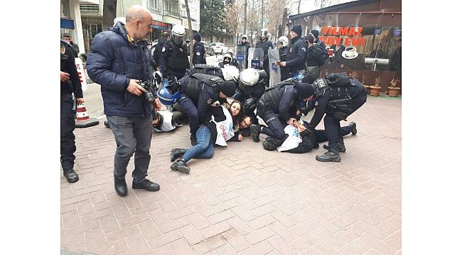 İzinsiz yürüyüş yapan KESK üyesi gruba polis müdahalesi