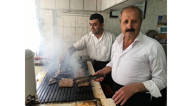 İzmir&#39;den Amerika&#39;ya kargoyla pişmiş köfte gönderiyor