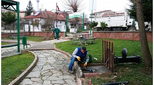 İzmit&#39;te parkalarda elektrik ve su bakımı yapılıyor