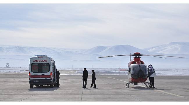 Kars&#39;ta erken dünyaya gelen bebek ambulans helikopterle Elazığ&#39;a sevk edildi