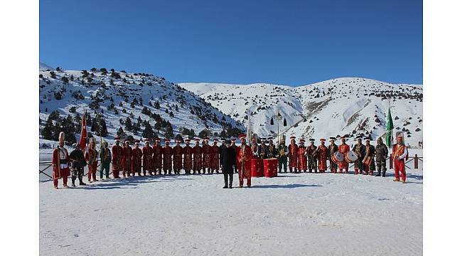 Kayak severler Erzincan&#39;da mehter ile karşılandı