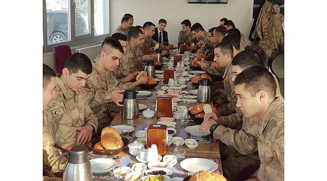 Kaymakam Erat, askerlerle kahvaltıda bir araya geldi