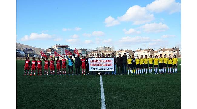 Kız futbolculardan Mehmetçiğe asker selamı