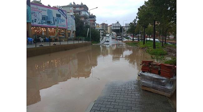 Kuşadası&#39;nda sağanak yağış etkili oldu