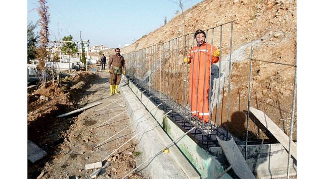 Mezarlık duvar çalışması devam ediyor