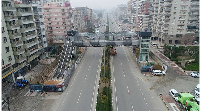 Mimar Sinan Bulvarı&#39;ndaki modern üst geçitte sona doğru