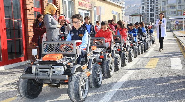  Öğrencilere trafik eğitimi veriliyor