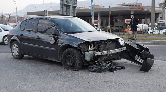 Otomobil motosiklet ile çarpıştı: 2 yaralı