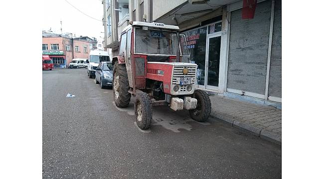 Park halindeki traktörün aküsü çalındı