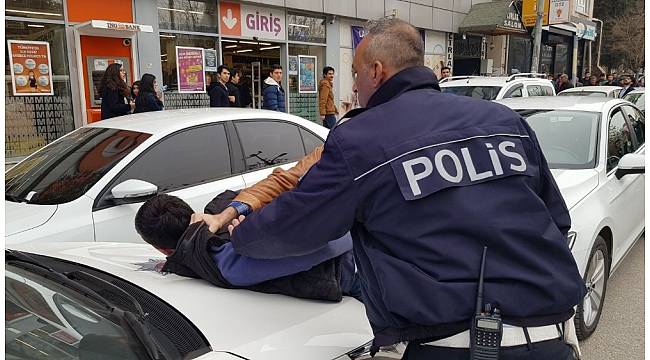 Plakasız motosiklet sahibi polisle kavga etti