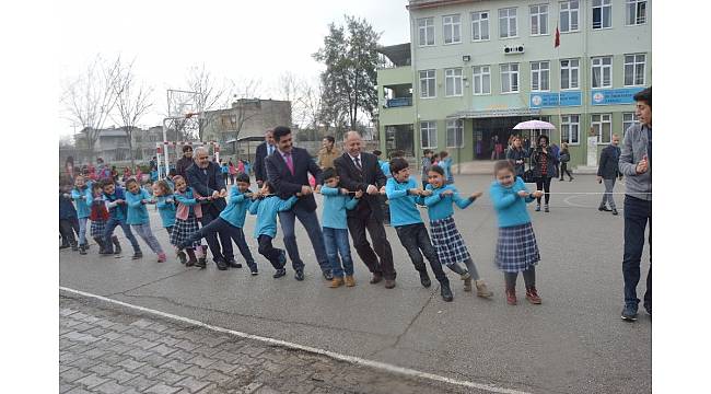 Protokol ve öğrenciler halat çekerek eğlendi