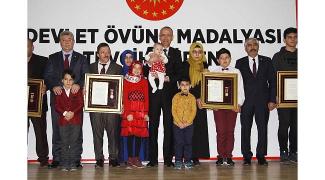 Şehit yakınları ve gazilere Devlet Övünç Madalyası ve Beraatları verildi