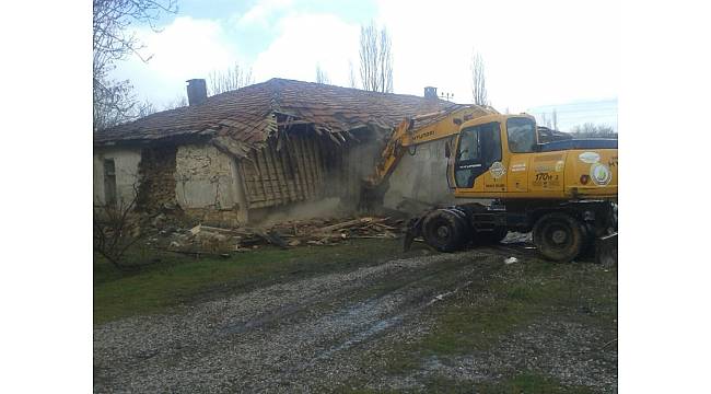 Seydişehir Belediyesi metruk binaların yıkımına devam ediyor