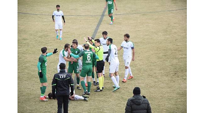 Şuhut Belediye Hisarspor-Yatağanspor futbol müsabakasında gerginlik yaşandı