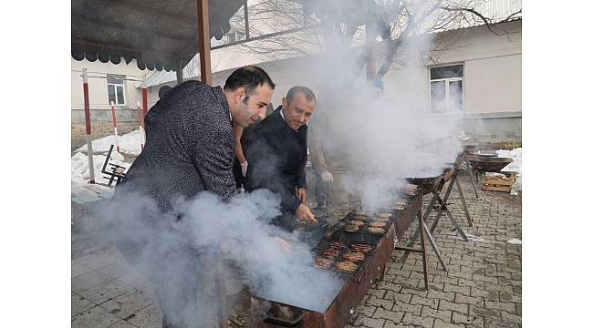 Vali Sonel Mehmetçiğe mangal yaptı