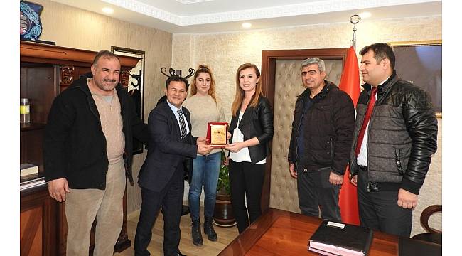 Van Gaziantepliler Derneğinden Kaymakam Uçar&#39;a plaket