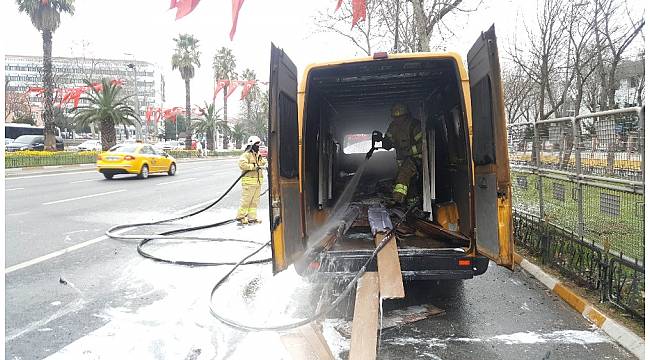 Vatan Caddesi&#39;nde yanan PTT aracı trafiği durdurdu