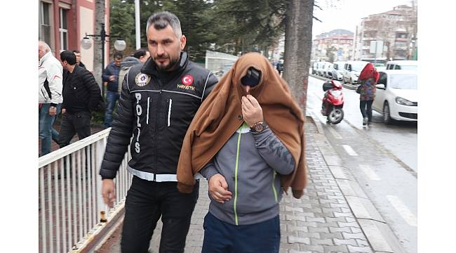 Yedek lastik ve ses sistemine gizlenmiş 15 kilo esrar yakalandı