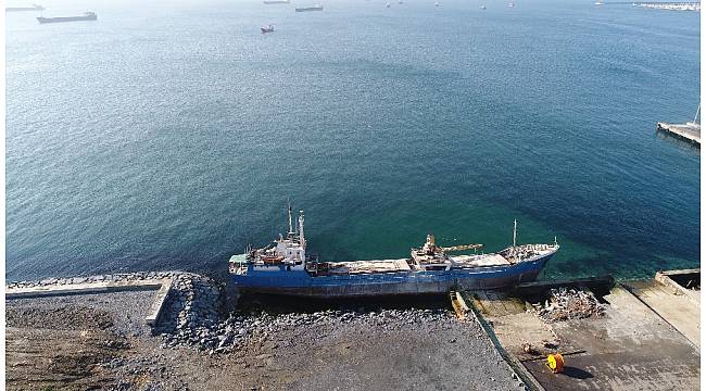 Zeytinburnu&#39;nda karaya oturan gemi havadan görüntülendi