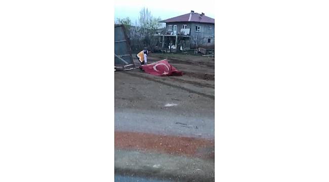 Ambulans şoförü bayrağı yerde bırakmadı