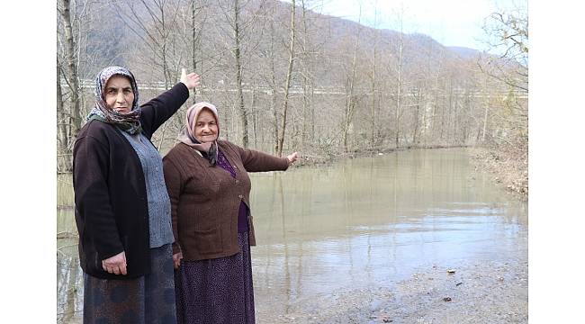 Ana yolları sular altında kalan mahalleli, orman yolunu kullanıyor