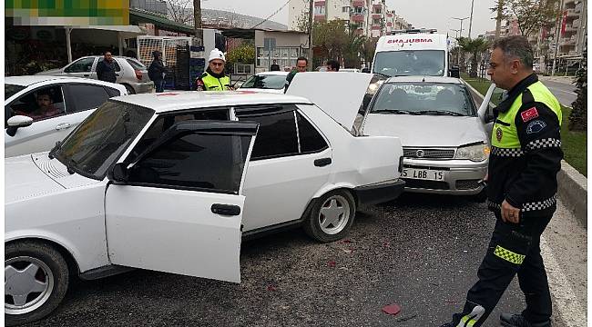 El freni çekilmeyen araç trafiğe daldı