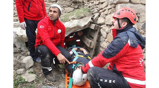 Hakkari&#39;de gerçeğini aratmayan UMKE tatbikatı