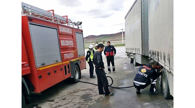 Hareket halindeki Tır&#39;ın lastikleri yandı