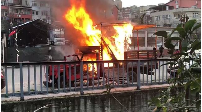 Kağıthane&#39;de park halindeki kamyonet alev alev yandı