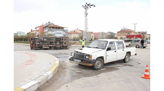 Karaman&#39;da kamyonetler çarpıştı: 2 yaralı