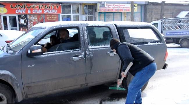 Kars&#39;ta yollar buz pistine döndü