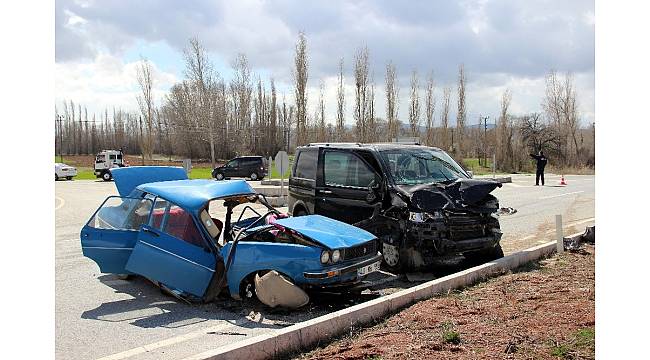 Kütahya&#39;da otomobil ile minibüs çarpıştı: 2 ölü, 2 yaralı