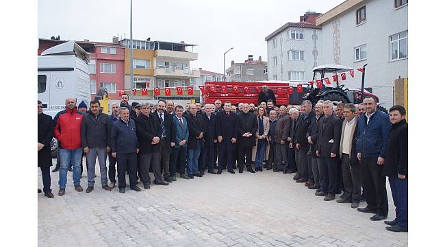 Lapsekili muhtarlar Afrin&#39;e traktör gönderdi