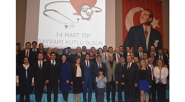 Mardin&#39;de 25 yılını hastalarına adayan doktorlara plaket