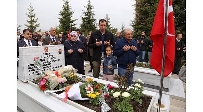 Şehit çocuklarında babalarının mezarlarına doğum günü çiçekleri