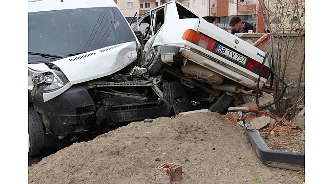 Sivas&#39;ta otomobil ile öğrenci servisi çarpıştı: 3 yaralı