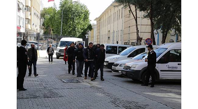 Torbacı esrarı tuvalete attı polis sifonu çekmeden yetişti