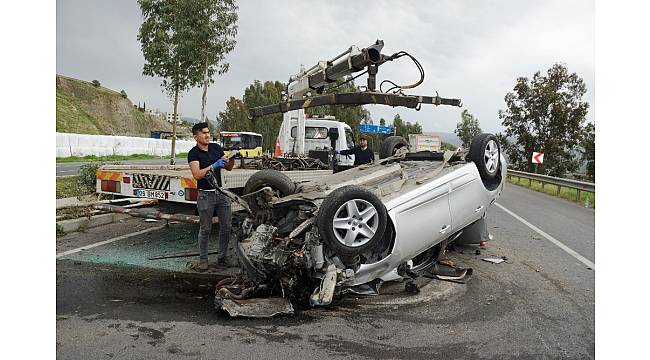 Üç ağacı devirdi, araçtan sağ çıktı