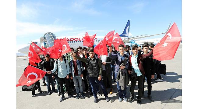 Vanlı gençler 18 Mart Şehitleri Anma Günü dolayısıyla Çanakkale&#39;ye gönderildi