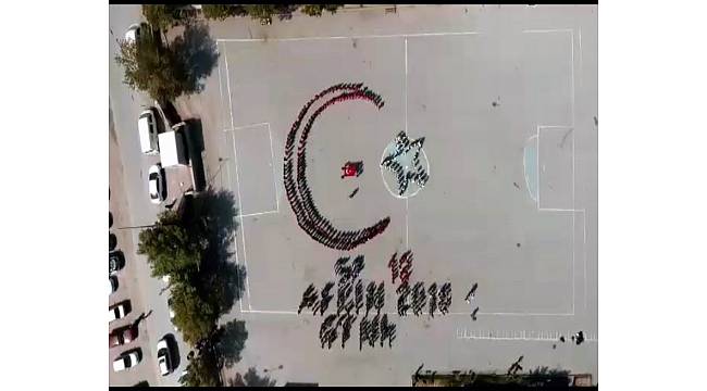 400 öğrenci bir araya geldi, &#39;Ay yıldız&#39; koreografisi yaptı