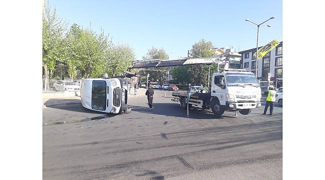 Askeri personel taşıyan servis minibüsü devrildi: 5 yaralı