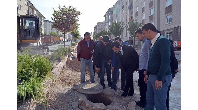 Belediye Başkanı Bahçeci, yol yapım çalışmalarını yerinde inceledi