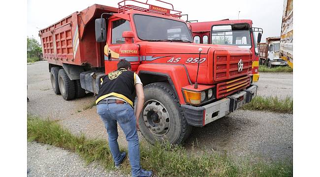 Kamyoncunun şase oyununu polis bozdu